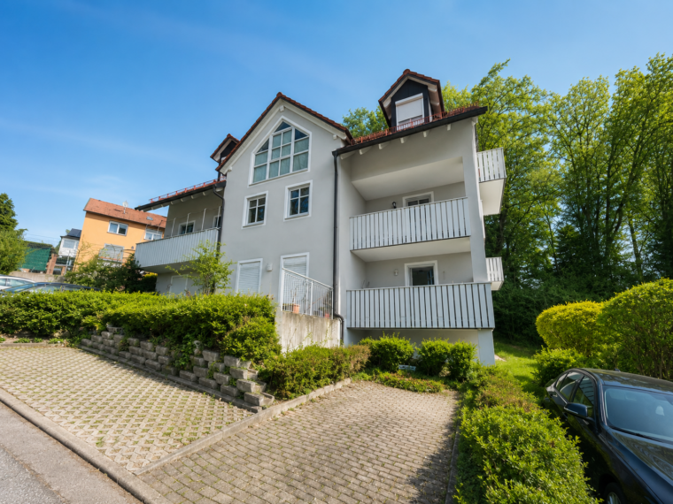 Charmante Dachgeschosswohnung mit Stellplatz und Kellerabteil